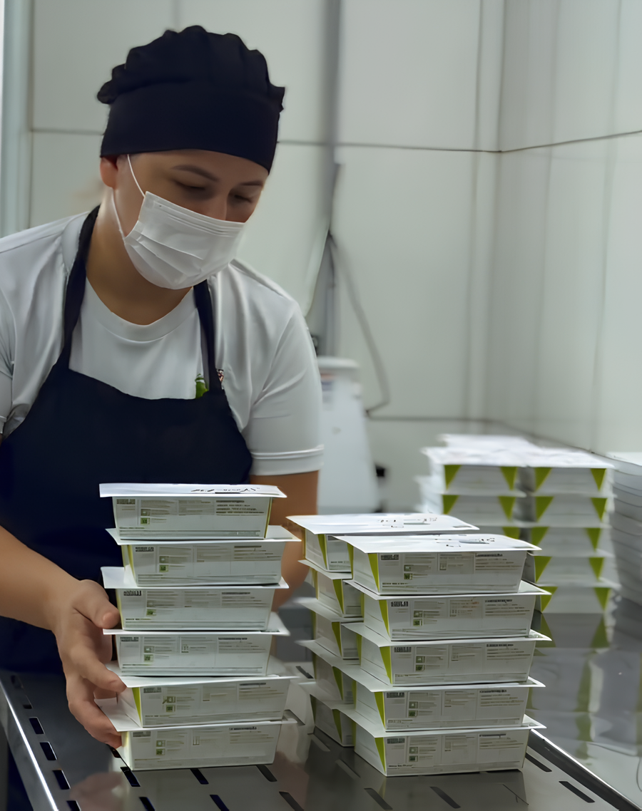 Produção de marmitas congeladas na cozinha